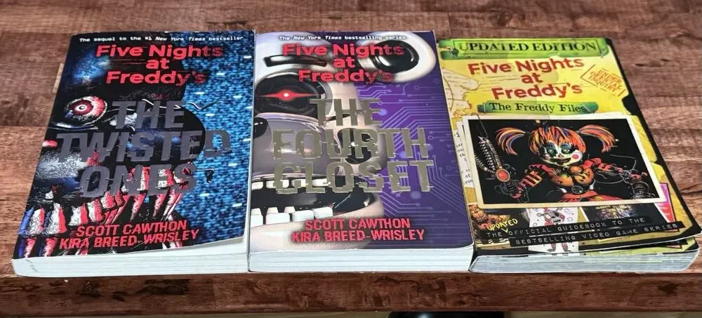 Five Nights at Freddy's Paperback Twisted Ones; Fourth Closet; Freddie Files (3)